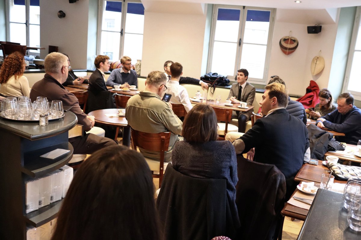 AurelienPradie's tweet photo. Moment d’échanges autour d’un café ce matin avec @aurelien_veron, Julien Rouet, @AureliAssouline et les adhérents de @LR75_Centre 

Accession à la propriété pour les jeunes, écologie, immigration… la droite est forte quand elle parle de tous les sujets !

#ElectionLR2022 https://t.co/bBL80bUvZS