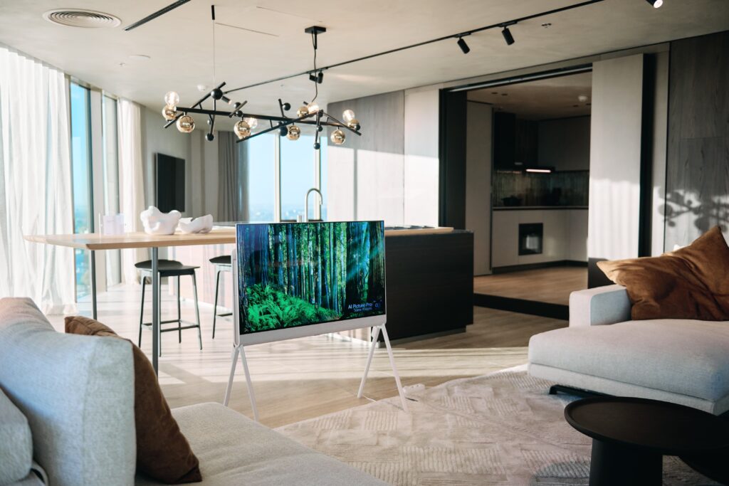 LG Electronics maakt van de televisie een echt kunstwerk voor in je interieur. Waar TV’s voorheen vooral een doorn in het oog waren van interieur- en designliefhebbers, is het nu een pronkstuk. 

interieurinspiratie.nl/meer-dan-een-t…