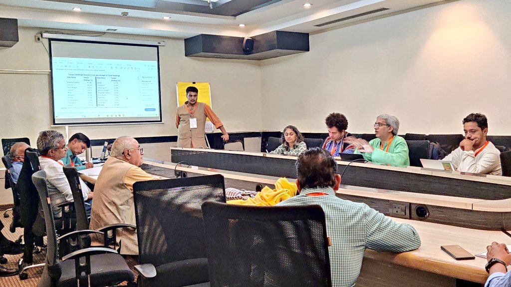 Krishak_Samaj's tweet photo. At the session on #Equity & #Access in #FoodSystems led by @ASHAKisanSwaraj, experts are highlighting the need to focus on marginalised farmer categories &
🤝🏾#LivelihoodSecurity
👩🏾🌾 #LandOwnership for #FemaleFarmers
🌾 Diversification of crops
#FSDIndia2022 #InclusiveFarming https://t.co/oBCJMffFu3