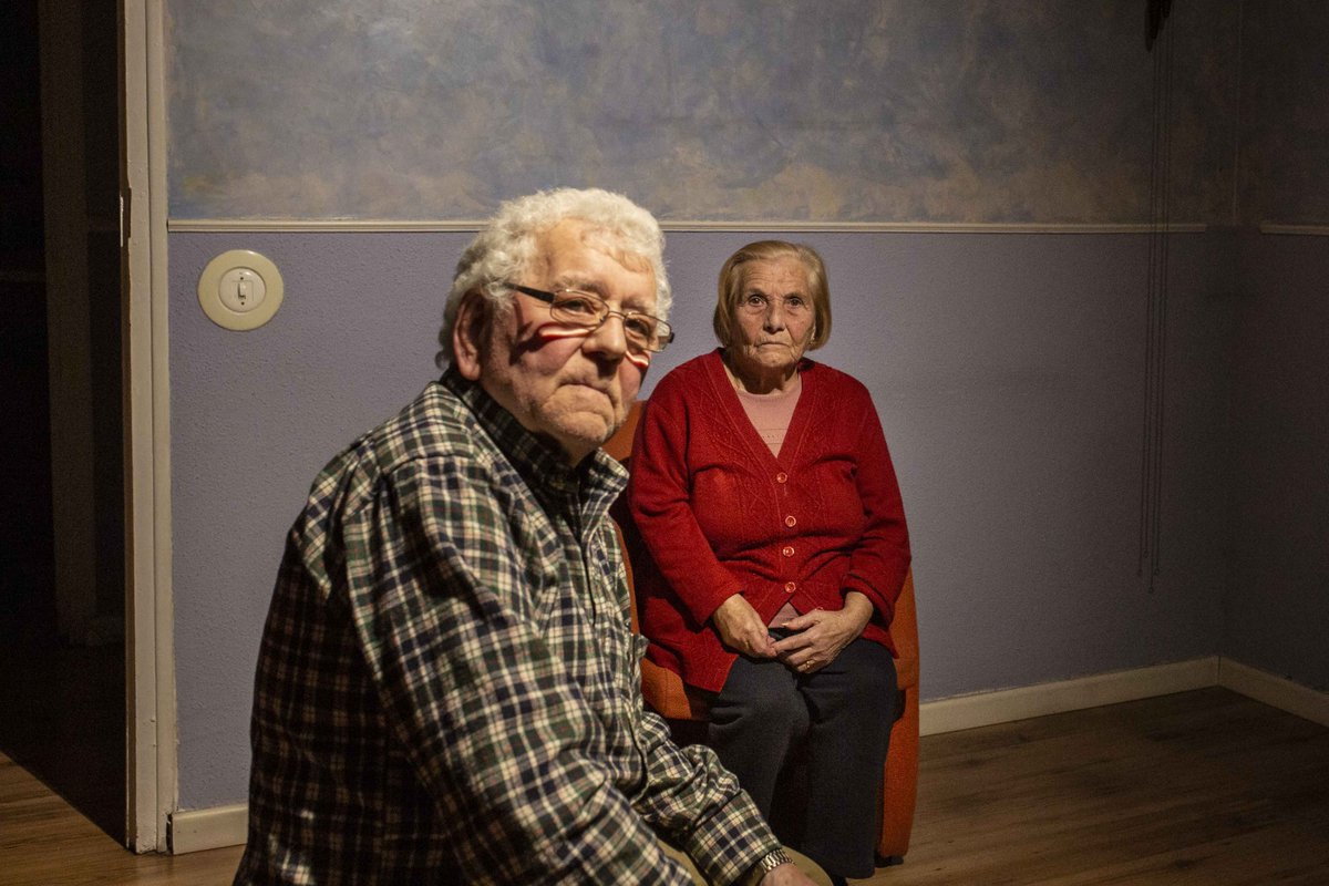 JairoExtre's tweet photo. José Manuel y María, 79 y 82 años. Fueron desahuciados de su casa de alquiler en Carabanchel, tras 55 años en ella, por una deuda de 800 euros. Tuvieron que irse a un pueblo de Badajoz a vivir por los precios de los alquileres en Madrid. https://t.co/R7N832tLEt