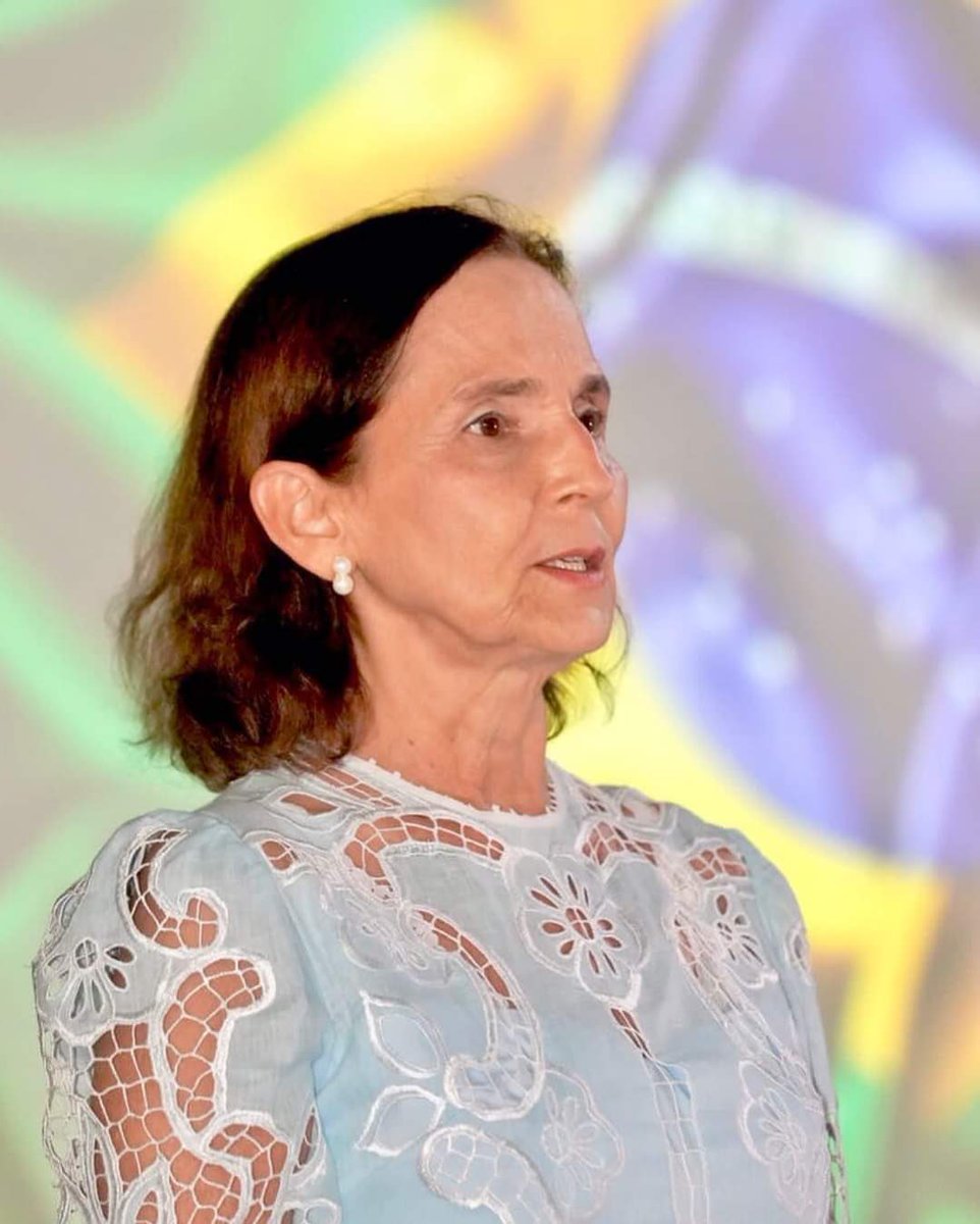 IzoldaCelaCe's tweet photo. Neste 15 de novembro, Feriado da Proclamação da República, que o desejo e a coragem para construir diariamente um país melhor possa unir nossa gente brasileira. A democracia, o respeito às instituições e a defesa dos valores republicanos devem ser farol. https://t.co/gSjh5Gbhg5