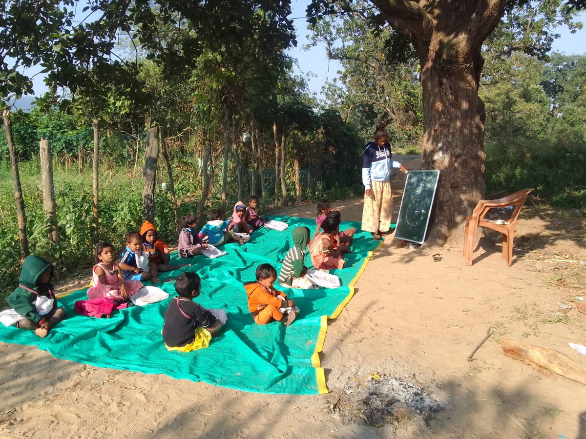 manojjangde4's tweet photo. Various activities were done by volunteers in the Community Learning Center operated in different places of Chhattisgarh, in which children were taught to see the alphabet, watch time etc., as well as milk and nutritious food were given to the children.
JVPAS chhattisgarh https://t.co/Ll9tgNytrR