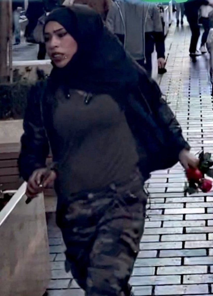 Uzmanlara soruyorum.
📹Bir güvenlik kamerasının, bu açıdan resim alabilmesi normal mi sizce?
🕵️‍♂️Daha çok birinin yakasındaki kameradan alnmış bir görüntüye benzemiyor mu?
🔍Öyleyse bu terörist önceden takibe alınmış olabilir mi?
