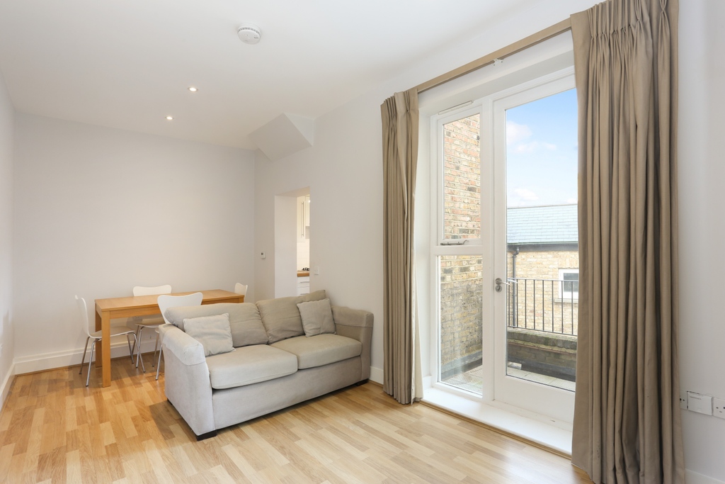 FLAT TO LET: A bright and spacious first floor 1-bed apartment with a balcony, available soon on Wandsworth Bridge Road.⁠
⁠
🔴 Contact Faye at fayeharvey@marstonproperties.co.uk 🔴⁠
⁠
#wandsworthbridgeroad #wandsworthhome #flattolet #hometolet #swlondon #marstonproperties