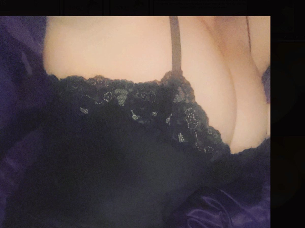 IrishMo08685228's tweet photo. Morning all

#bustymoms #bustychicks #cleavage #bigboobs #boobies #tits #curvymom #curves #curvymilf #milf #housewife #naughtywife #lingerie #silk #onlyfansgirl #onlyfansuk https://t.co/10UtQWA6vQ