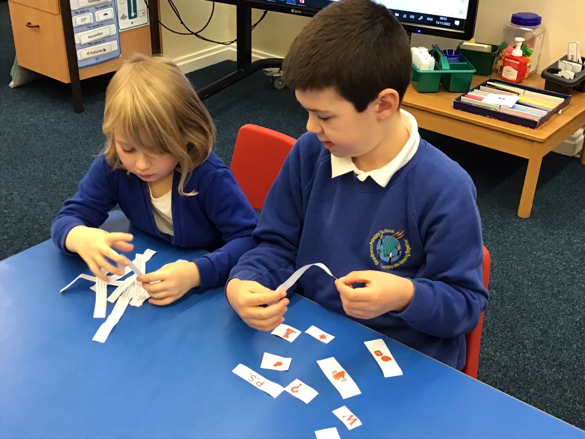 SchoolReedness's tweet photo. We are busy ‘finding the shape’ of a postcard this morning as we begin our new @janeconsidine unit of #meerkatchristmas #Unitplanfam #writingrocks #TheWriteStuff https://t.co/xH1LtTsb4Z