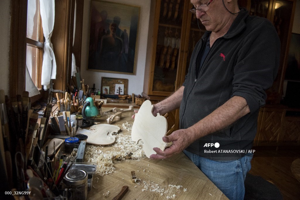 #northmacedonia 
Volin maker pursues the perfect pitch
📸 <a href="/RAtanasovski/">Robert Atanasovski</a> 
#AFP