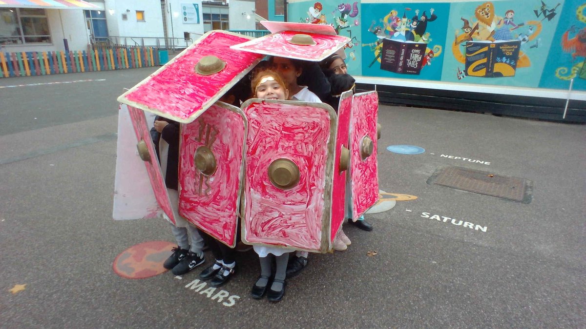 MrsBiltonTindal's tweet photo. 3 Responsibility had a blast in their Roman Workshop with @HumphsH ! We love their amazing shields and they really got into the role of a serious Roman soldier. #TeamTindal @arktindal @msdawsarktindal https://t.co/vO1UiEgzbr