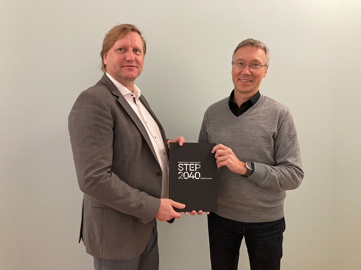 plantreffmuc's tweet photo. Arne Lorz, Hauptabteilungsleiter Stadtenwicklungsplanung im Referat für Stadtplanung und Bauordnung, übergibt Mobilitätsreferent Georg Dunkel die Empfehlungen und die Abschlussdokumentation des Bürger*innenrats zum #STEP2040. https://t.co/NX6gOUuHGv