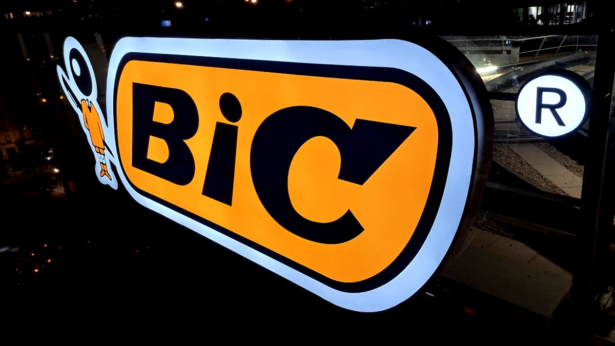 Actif Signal réalise l’enseigne lumineuse du nouveau siège du groupe Bic.
Le géant du stylo à bille s'installe dans des locaux neufs au cœur du nouveau quartier de Clichy-Batignolles dans l’immeuble E-conic. #enseigne #signalétique
actif-signal.fr/actualites/ens…