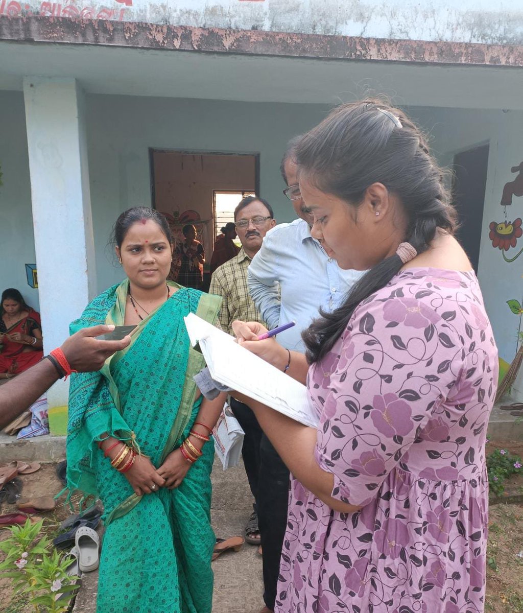 SAWMSisters's tweet photo. SAWM-UNICEF fellow Supriya Routray talks to the women in the Kaincha(golden grass) craft industry in #Kendapara #Odisha. @SAWMSisters @UNICEFIndia #YoungWomenJournalistMentorshipProgramme #WorkingWomenAndTheirChildren https://t.co/tKLUsMxPZx