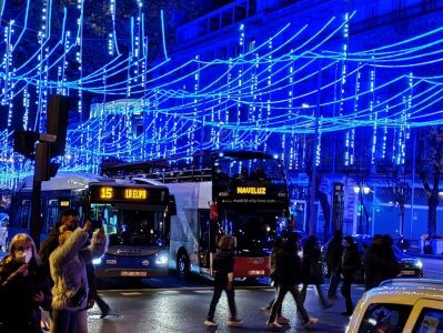 MADRID's tweet image. 🎄 El autobús de la Navidad, #Naviluz, vuelve a recorrer algunas de las calles más conocidas de #Madrid para poder disfrutar de las luces navideñas de una manera diferente.

🎟 Entradas a la venta el martes 22 de noviembre, a las 9 h.
¡Consigue la tuya!
👉🏼informate.madrid.es/hkgcs1