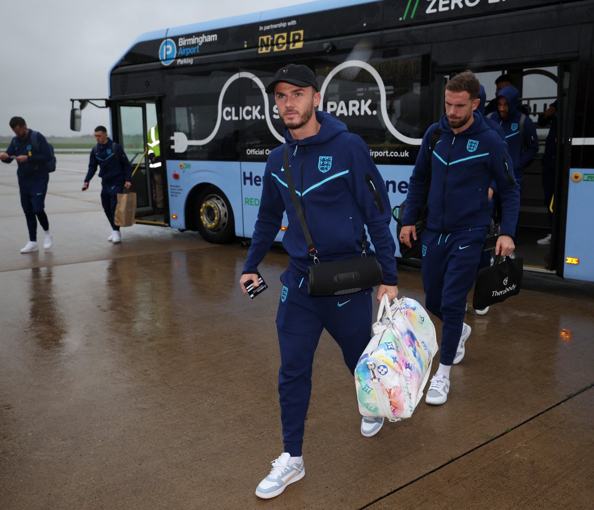 England's tweet photo. Off the #ThreeLions go! ✈️ https://t.co/rzi7TMeJu1