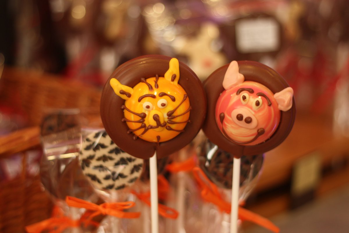 Two new lollipop designs to add to our portfolio - pigs and tigers - great little stocking fillers. Made in-store this morning.