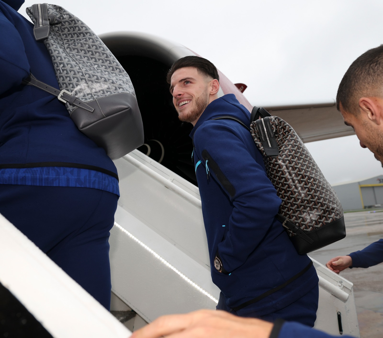 Declan Rice boards the Three Lions' plane.