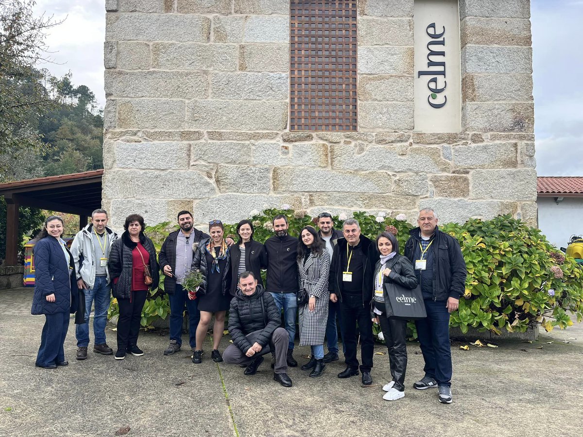 CCompostela's tweet photo. O día de onte foi o último da axenda da delegación de Armenía en Galicia encadrada dentro do proxecto europeo #towavproject, a primeira parada foi en @adegascelme, onde ata se fixo un intercambio de plantas!!! Grazas polos vosos consellos. https://t.co/ev7c9W7aR0
