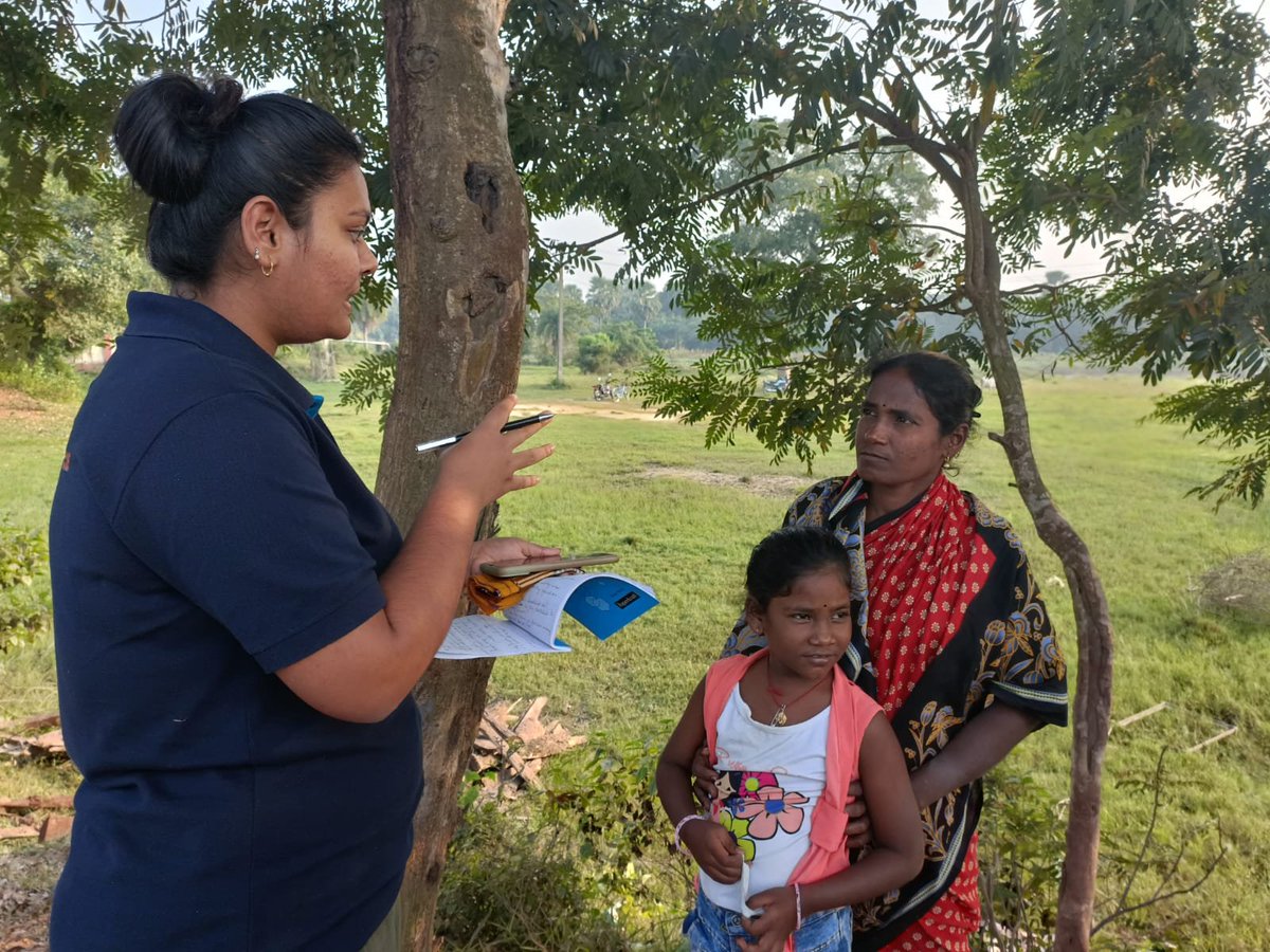 SAWMSisters's tweet photo. SAWM-UNICEF fellow Shrestha Mohanty talks to the immigrant women working in brick kilns of #Kendapara Dist. #Odisha. @SAWMSisters @UNICEFIndia #YoungWomenJournalistMentorshipProgramme #WorkingWomenAndTheirChildren https://t.co/tnZQinT9U6