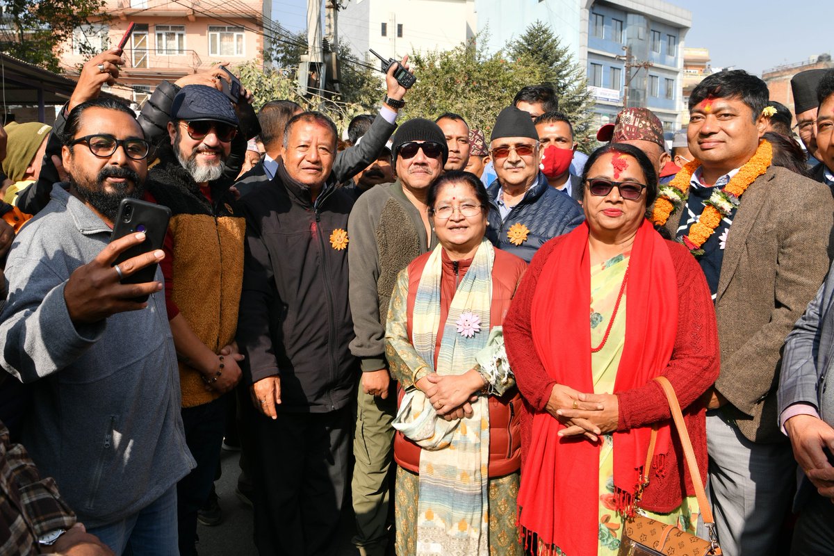 नागरिक समाज , चर्चित सञ्चारकर्मी भुषण दाहाल र कार्यक्रम प्रस्तोता सुरजसिंह ठकुरी  लगायत युवाले आयोजना गरेको पदयात्रामा ओली, ‘आइ लभ यु केपी बा’ भन्दा मुसुक्क