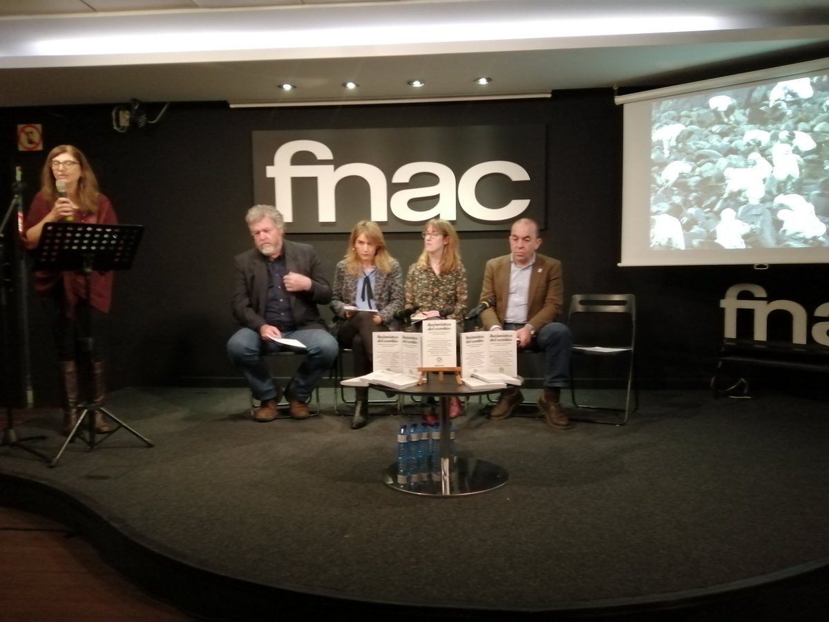Disfrutando de la presentación del libro #AccionistasDelCambio  con <a href="/juralde/">Juan López de Uralde</a> <a href="/jcdelolmowwf/">Juan Carlos del Olmo</a> <a href="/MiriamLeiros/">Miriam C. Leirós</a> 
<a href="/FernandoVallada/">Fernando Valladares</a> <a href="/Goiener/">Goiener Taldea</a> y
<a href="/odilerf/">Odile Rgz de la Fte</a> editado por <a href="/Boldletters_es/">Boldletters</a> y escrito por <a href="/IreneBanosR/">Irene Baños Ruiz</a> y <a href="/JuditAlonsoG/">Judit Alonso G.</a>