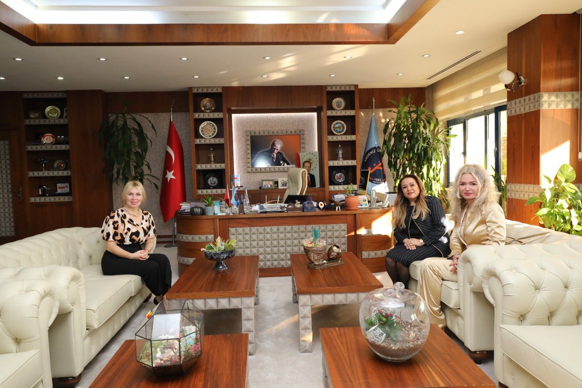 AKEV Üniversitesi Rektörü Prof. Dr. Kamile Perçin Akgül (<a href="/kamileakgul/">Kamile Perçin Akgül</a>) ve Turgut Özal Üniversitesi eski Rektörü Prof. Dr. Aysun Bay Karabulut'u (@abkarabulut) ağırladım. Yaşamın her alanında olduğu gibi yükseköğretimde de kadınların varlığı çok önemli. Sayının artmasını dilerim.