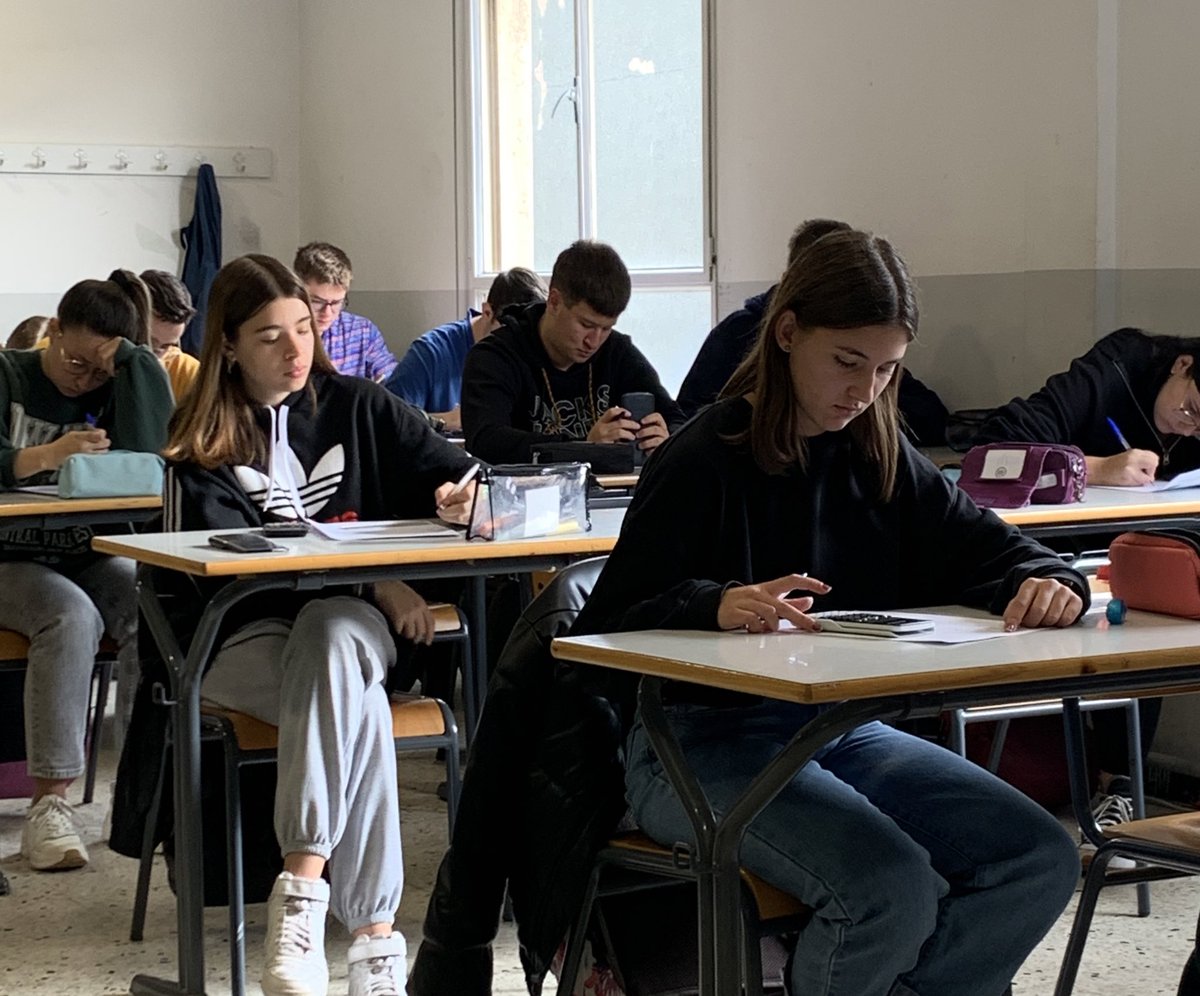 FEDACXarxa's tweet photo. Avui tanquem el primer trimestre de batxillerat. #BAT #FUTUR #avuixdemà #trimestrals https://t.co/HvczI3NOgz