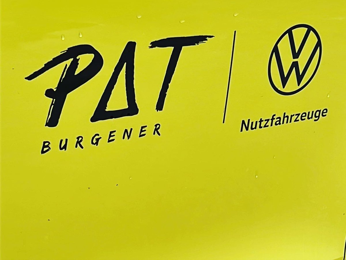VeilletThomas's tweet photo. New VW Bus… retour vers le passé ! Pas le temps de rêvé pour ça, mais enfin une voiture électrique vachement attachante ! (Oui c’est moi qui dit ça!!!)… #vw #Volkswagen #vwbus #patburgener
Pat Burgener, chauffeur du jour ! @PatBurgener
#testdrive #electriccar #nottesla https://t.co/yAirPkKj3R