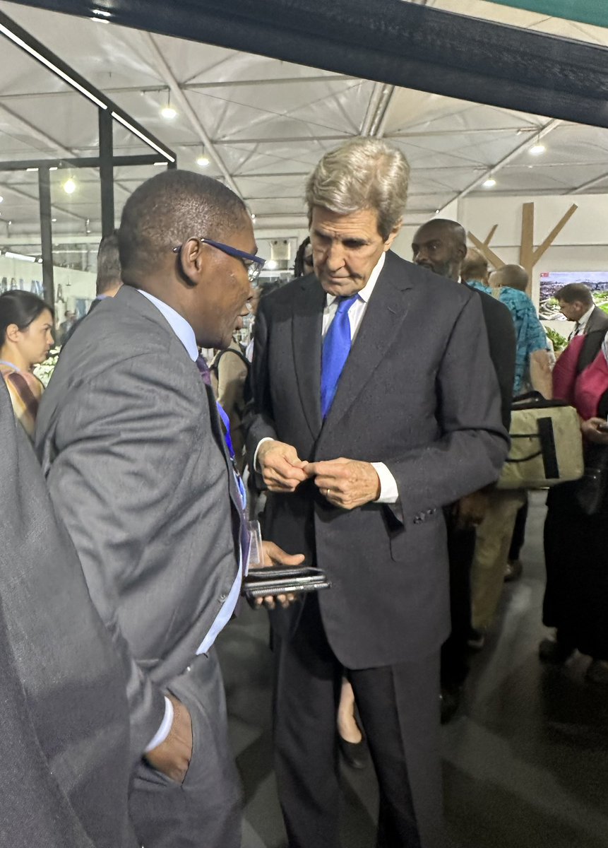 SelwinHart's tweet photo. 1.5 is on life support. We need to throw the kitchen sink at the climate crisis. This requires unprecedented level of cooperation btw developed &amp; developing countries. 

Platforms like @ndcpartnership is key to achieving just energy transition &amp; accelerating adaptation ambition. https://t.co/wTFbwvnT53