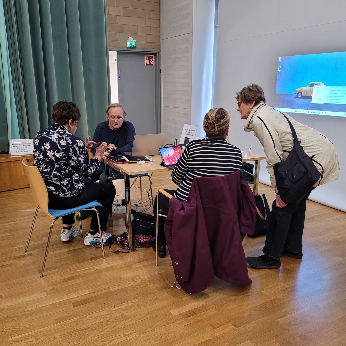 entersenior's tweet photo. Kuvamuistoja lokakuun Digitorilta julkaistu Ikinörtti-blogissa! 😀 Palaa tunnelmiin: https://t.co/RoxCDR0DTn #ikinörtti #digitori #senioreille #EnterOpastaa #digituki https://t.co/YoRTBR7GHi