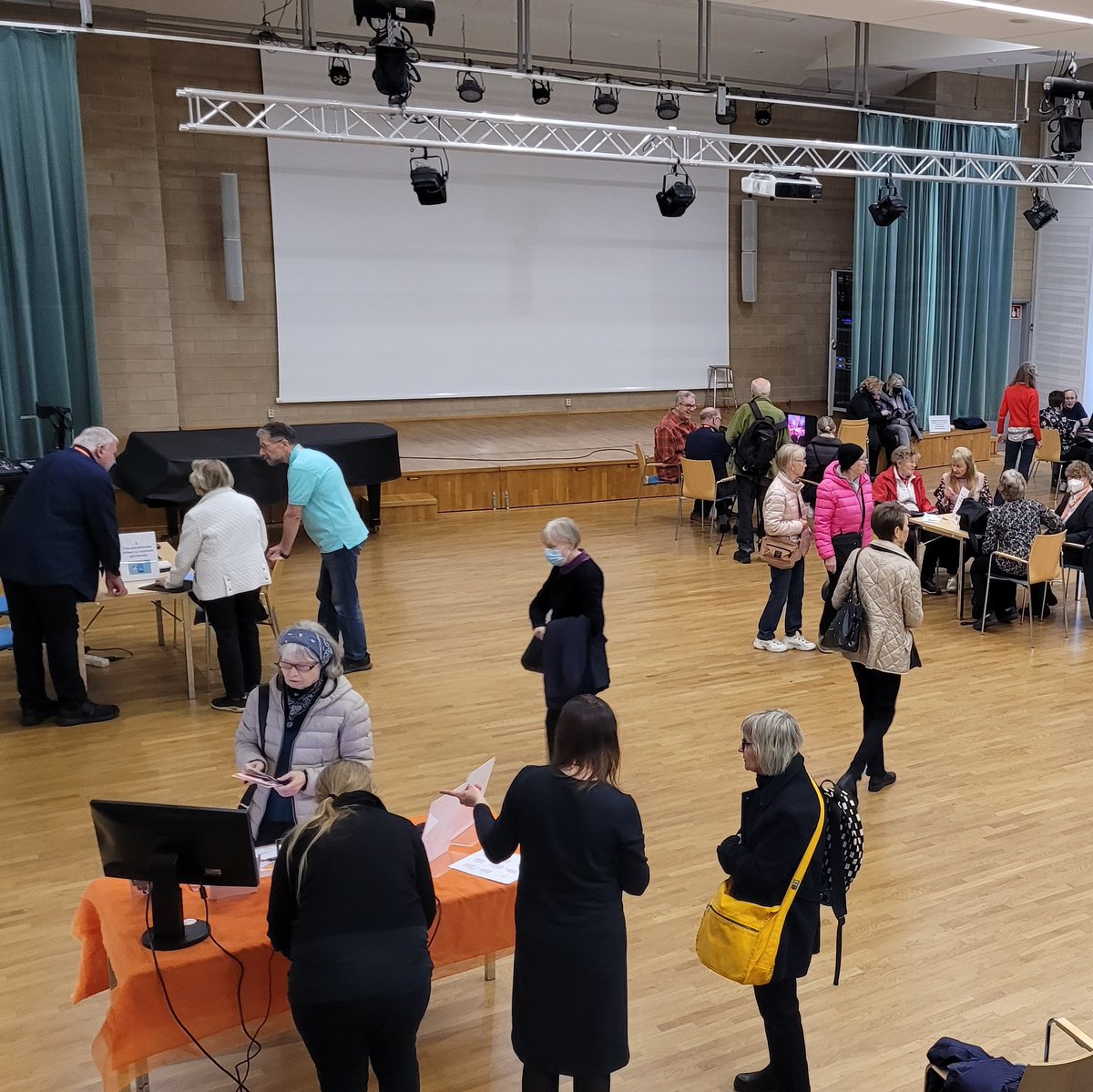 entersenior's tweet photo. Kuvamuistoja lokakuun Digitorilta julkaistu Ikinörtti-blogissa! 😀 Palaa tunnelmiin: https://t.co/RoxCDR0DTn #ikinörtti #digitori #senioreille #EnterOpastaa #digituki https://t.co/YoRTBR7GHi