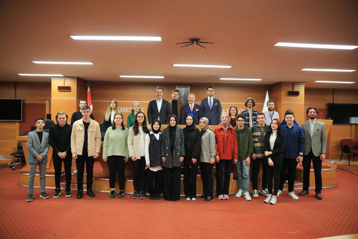 9. Dönem Bayrampaşa Belediyesi Gençlik Meclisi Genel Kurulu hayırlı olsun.

Tekrar Gençlik Meclisi Başkanı seçilen Hasim Emir Esen’i ve yeni yönetimini tebrik ediyorum. Belediye Meclisimizin gençlere ve genç fikirlere ihtiyacı var.

Başarılar Gençler 🤚🏼
#BizBayrampaşalıyız