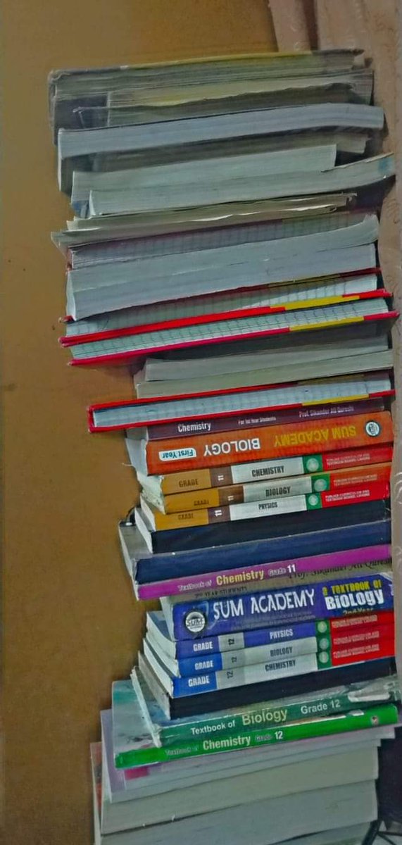 Maano_Tz's tweet photo. #mdcat2022 Itni saari books parhne k baad pata chala k test provincial level pe aaega phir ham ne itne kam time main acc to syllabus Sara course parha phir test main out of syllabus aaya to ab is main hamari Kya galti? Kya hamari ye galati hai k ham ne medical field choose ki? https://t.co/riYy4hTKUy