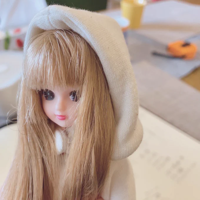 フードの服好きだから作ったんだけど被ったら髪の毛ヴァッサァッってなるのよねえ。 