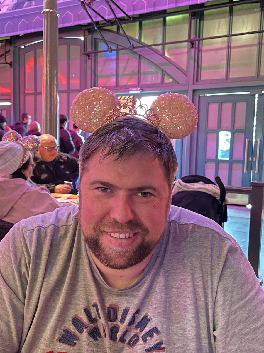 jackielovesmatt's tweet photo. Matt rocking mr Minnie ears 🤣@MainStreetMatt https://t.co/Yg9gHIcdej