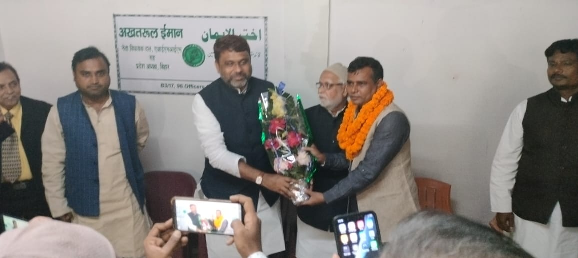 Akhtaruliman5's tweet photo. Nazre Alam sb President Muslim Bedari Karwa with his supporters joined @aimimpartybihar under leadership of Br @asadowaisi sb @aimim_national President. #SupportAIMIM #Vote4AIMIM https://t.co/gFUB1x5lgI