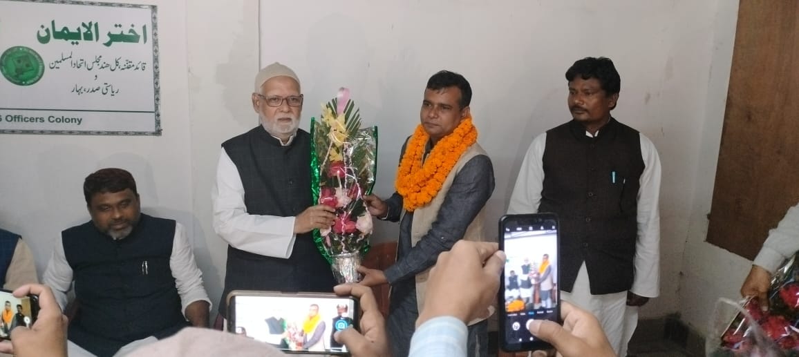 Akhtaruliman5's tweet photo. Nazre Alam sb President Muslim Bedari Karwa with his supporters joined @aimimpartybihar under leadership of Br @asadowaisi sb @aimim_national President. #SupportAIMIM #Vote4AIMIM https://t.co/gFUB1x5lgI