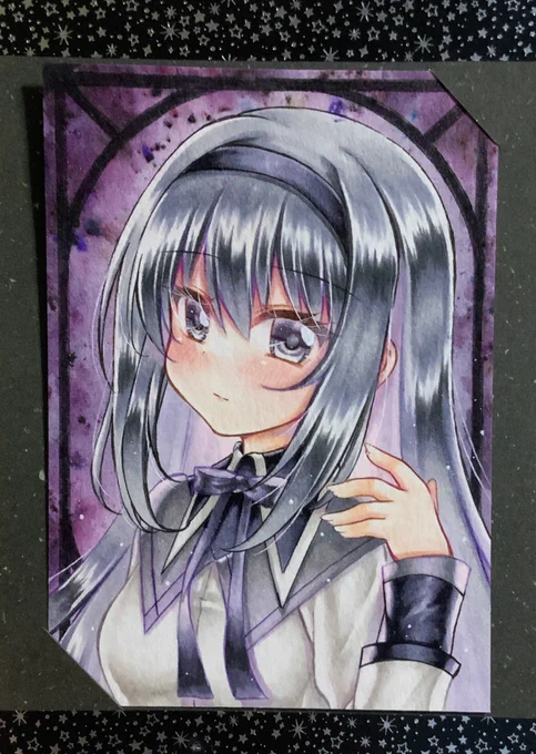 ほむらちゃんの背景一番上手くできた。この闇感が良い!今回もピクシーパウダー使ったけど、水彩紙のせいかな?キラキラ感が前回のケント紙よりあまり効かない 