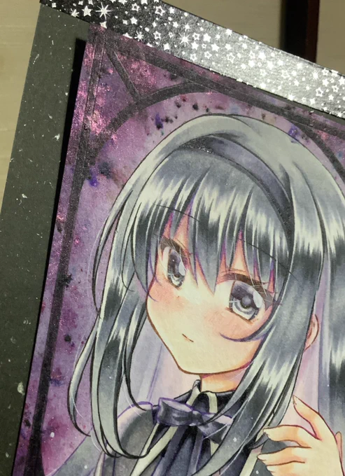 ほむらちゃんの背景一番上手くできた。この闇感が良い!今回もピクシーパウダー使ったけど、水彩紙のせいかな?キラキラ感が前回のケント紙よりあまり効かない 