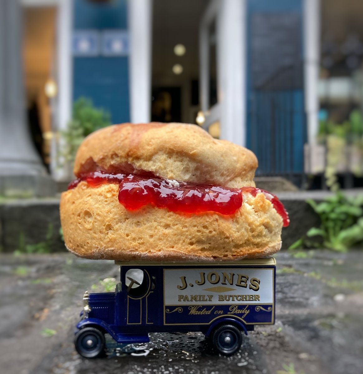 Always surprised by the size of the scones in @foxcaterers One scone could feed an army. Look out for offers and collaborations during West End Coorie week. #dadsarmyappreciationsociety #edinburghfoodie