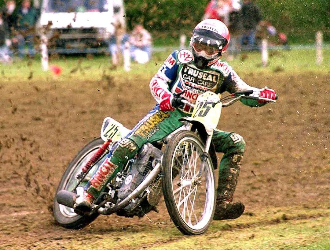 UprightSpeedway's tweet photo. It's 22 years today since Simon Wigg left us. Those of us that are old enough will have happy memories of Wiggy, whether it's watching him ride, speaking to him, listening to him. That's because his happiness was infectious
Loved by ALL the fans, respected by his peers 
#RIPWiggy https://t.co/zs5FNXxOdR