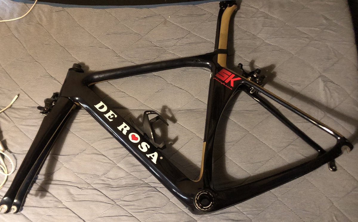 sk_react_kaeru's tweet photo. ということで納フレ致しました
DEROSA SK 16年モデル 日本限定
DEROSA乗り SK乗りの皆さんよろしくお願いします🙏
#ロードバイク
#derosa
#デローザ
#DEROSASK
#デローザsk
#納品
#のうふれ https://t.co/7E1Hr4t5kI
