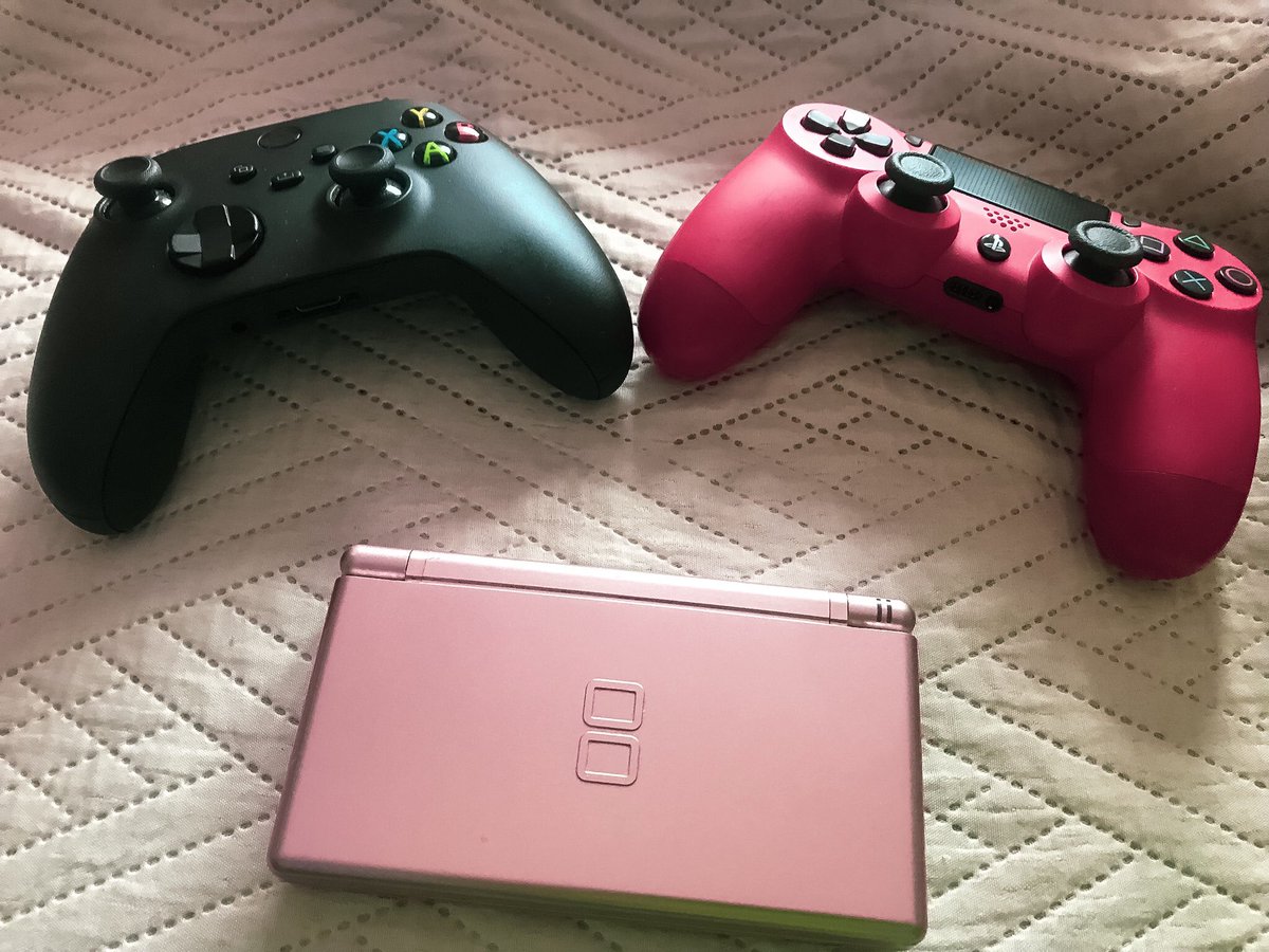 GioWayne86's tweet photo. In attesa degli upgrade di Sony e Nintendo (soprattutto Nintendo 😅), mood of the day ❤️
#noconsolewar #PlayStation #XboxSeriesX #Nintendo https://t.co/xlOvCLYaCk