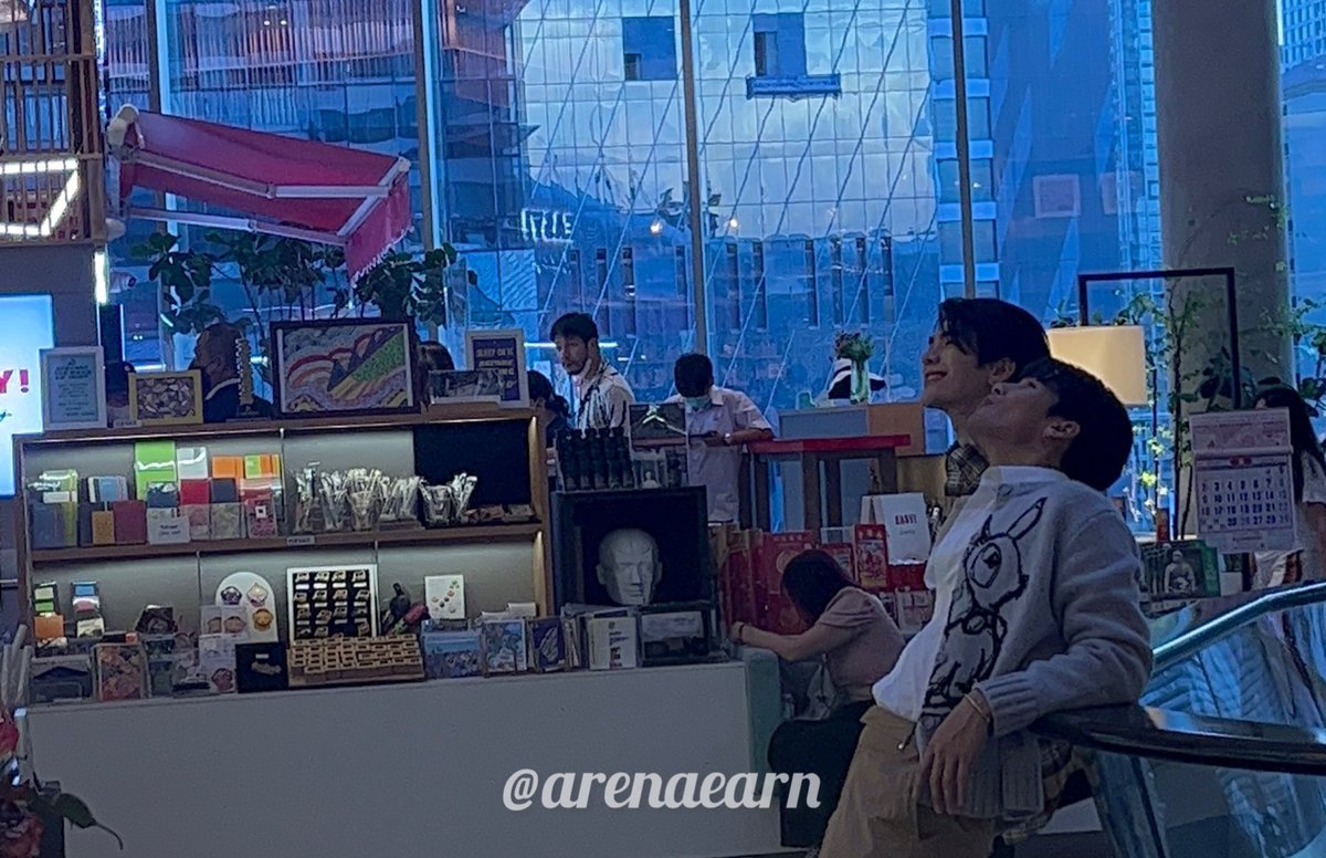 aini_mp's tweet photo. ภาพเซ็ตนี้ดีมาก อารมณ์แบบคู่รักคู่หนึ่งที่กำลังเดทกัน มองแบบไม่ได้จิ้นนะ😁😊
@milephakphum | @Nnattawin1
#MilePhakphum ¦ #Nnattawin
#มายอาโป #MileApo 🌈💖
https://t.co/ZQI8V0RXIE