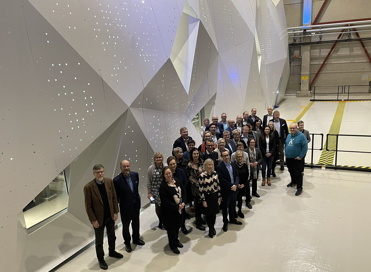 Arene_ry's tweet photo. Tänään startattu Arenen #AMKjohdonpäivät2022 Kajaanissa. Nyt ollaan superien asioiden äärellä @CSCfi’n vieraana LUMI-supertietokoneen tiloissa. @KajaaniAMK #AMKkädenjälki https://t.co/anFddygIVn
