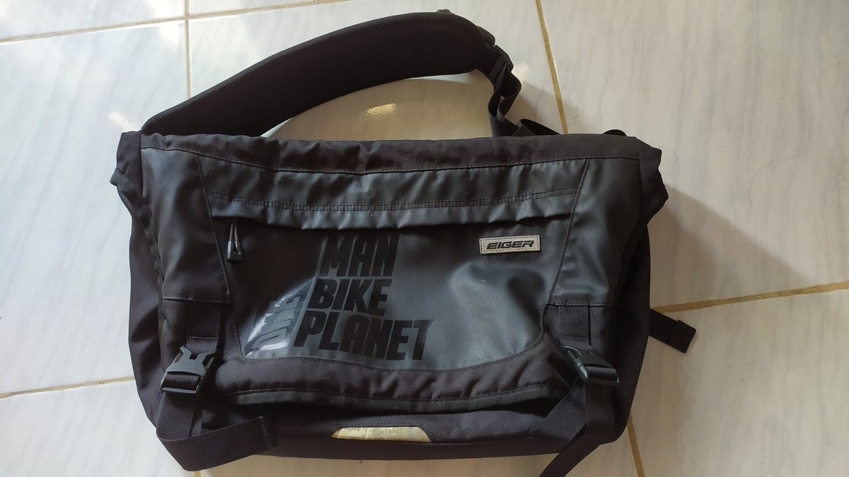 abdimaul's tweet photo. Wts messenger bag Eiger, sangat jarang dipakai 250K nego  #fnfjb https://t.co/FYQd8GhPjU