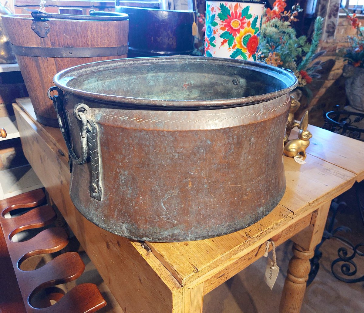 eversleybarn's tweet photo. #copperbowl #antiquecopper #royalcrownderby #animalpaperweights #judismithantiques #eversleybarnantiques https://t.co/krHl35Tuv6