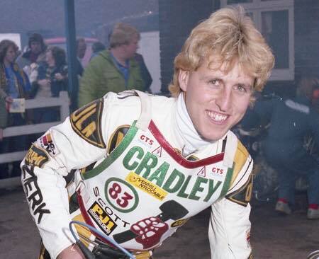 UprightSpeedway's tweet photo. It's 22 years today since Simon Wigg left us. Those of us that are old enough will have happy memories of Wiggy, whether it's watching him ride, speaking to him, listening to him. That's because his happiness was infectious
Loved by ALL the fans, respected by his peers 
#RIPWiggy https://t.co/zs5FNXxOdR