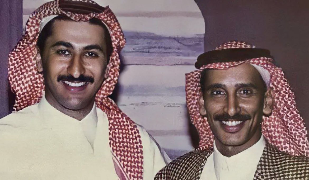 abashmmri's tweet photo. يقول طلال الرشيد ..

 ليت ما يعوق الوصل أية ظروف
لا مسافه .. لا اختلاف .. و لا عذر.

وقال مساعد الرشيدي..

ليت مافي العمر تلويحة  كفوف
لا فراق ، ولا وداع ، ولا سفر..!! https://t.co/wI2OXyahok