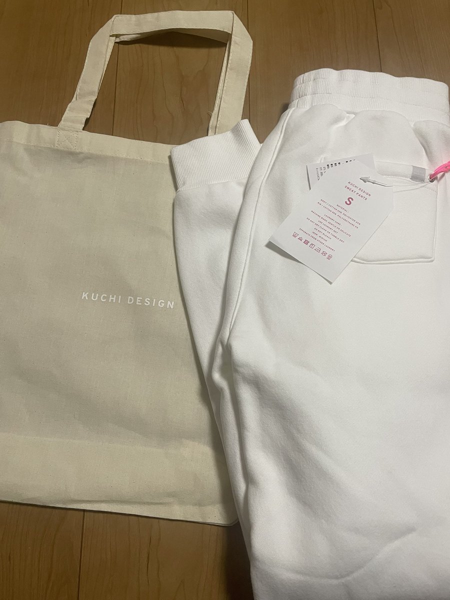 krkwk4_gamba's tweet photo. 届いた♡
真っ白。
これにコラボTとかパーカー着る♡
で、AOKUROstudioさんのイクパッパコラボトレーナーも着る♡

#AOKUROstudio
#KUCHIDESIGN 
#クチデザイン https://t.co/Vs15U2VTQK