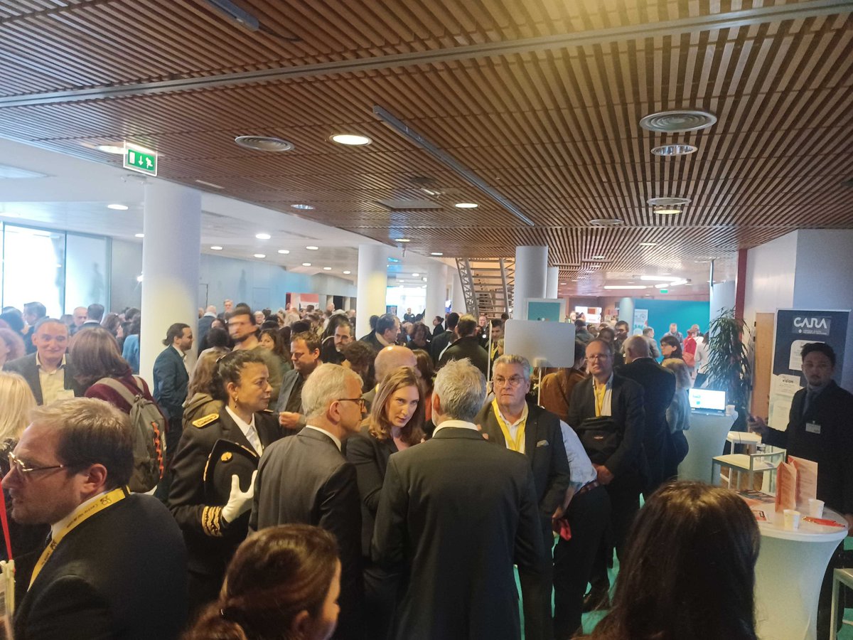 humanroads's tweet photo. Millionroads  est présent à la 1ère rencontre inter-régions sur l’orientation à Orléans. 

L'occasion de présenter notre GPS Bâtis Ton Parcours à Madame la Ministre @CGrandjean_ , outil d'orientation développé avec le @CampusBTPNumOcc🙏
 
#data #parcours #IA #Orientation https://t.co/wIR1B7M03y