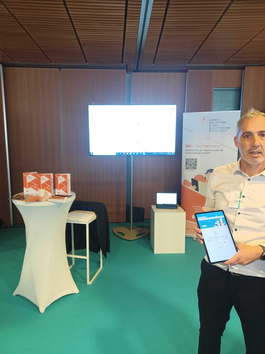 humanroads's tweet photo. Millionroads  est présent à la 1ère rencontre inter-régions sur l’orientation à Orléans. 

L'occasion de présenter notre GPS Bâtis Ton Parcours à Madame la Ministre @CGrandjean_ , outil d'orientation développé avec le @CampusBTPNumOcc🙏
 
#data #parcours #IA #Orientation https://t.co/wIR1B7M03y